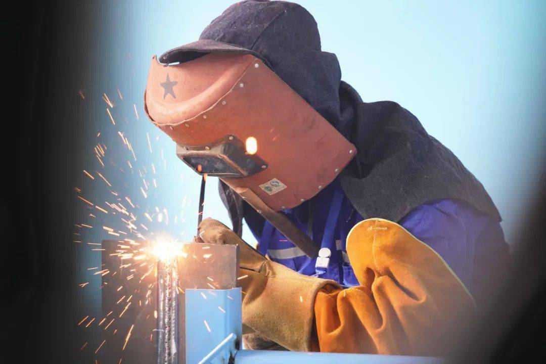 化工公司山东能源杯首届职工岗位技能比武电焊工实操比赛在公司举行