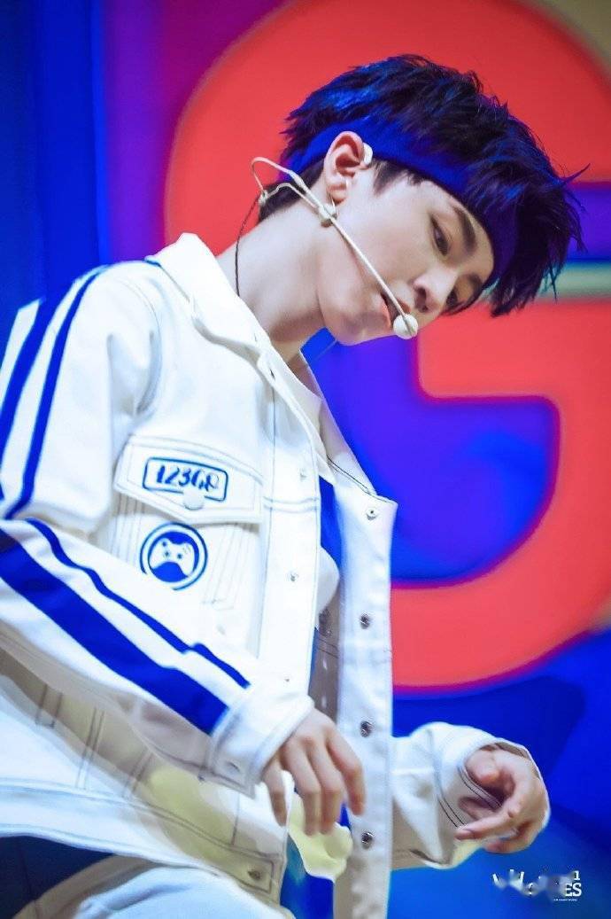 戴发带的少年王俊凯系列合集好想再看看这种神颜造型