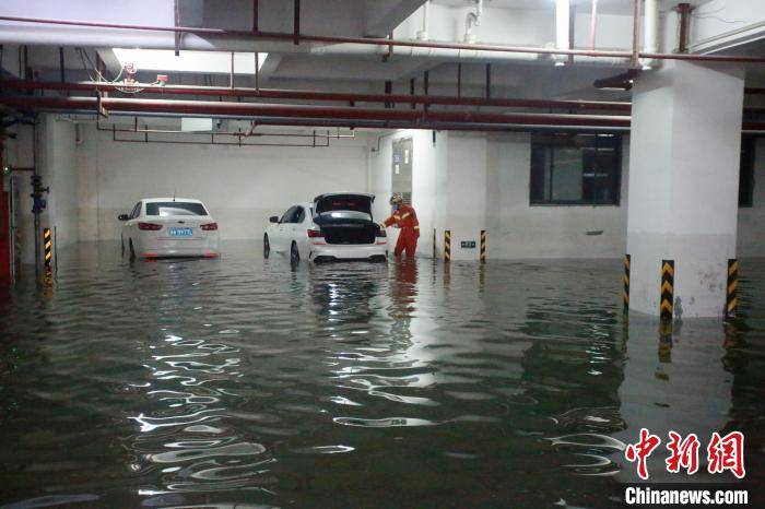 江都一小区地下车库被淹. 孟德龙 摄