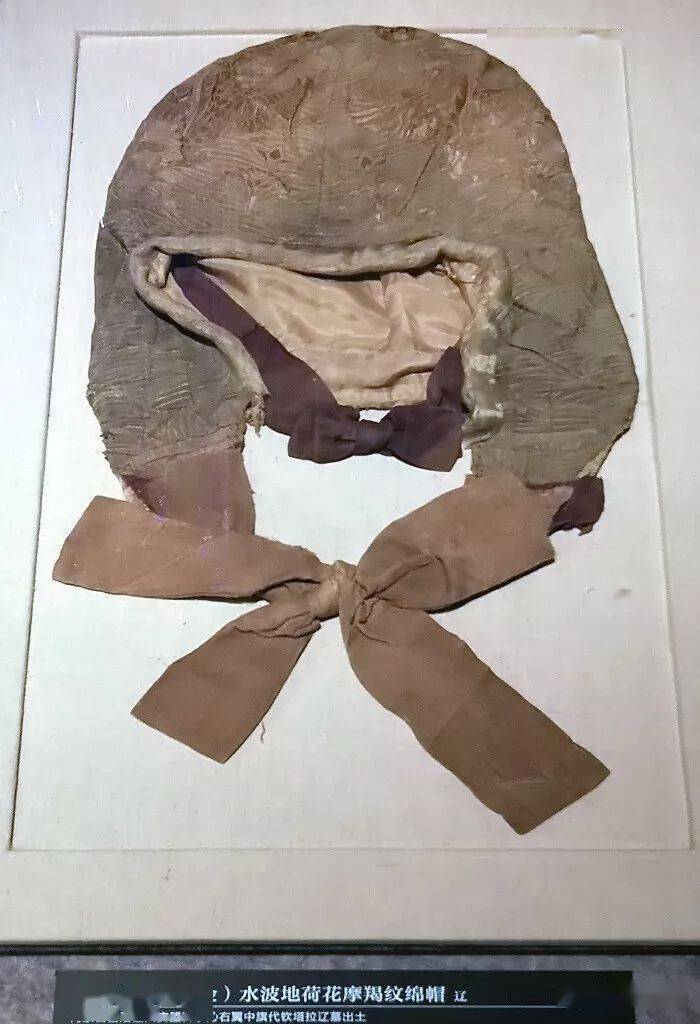 元对雕纹锦风帽 元四合如意云花缎织金狮子补服 明漆纱发冠 明翟鸟