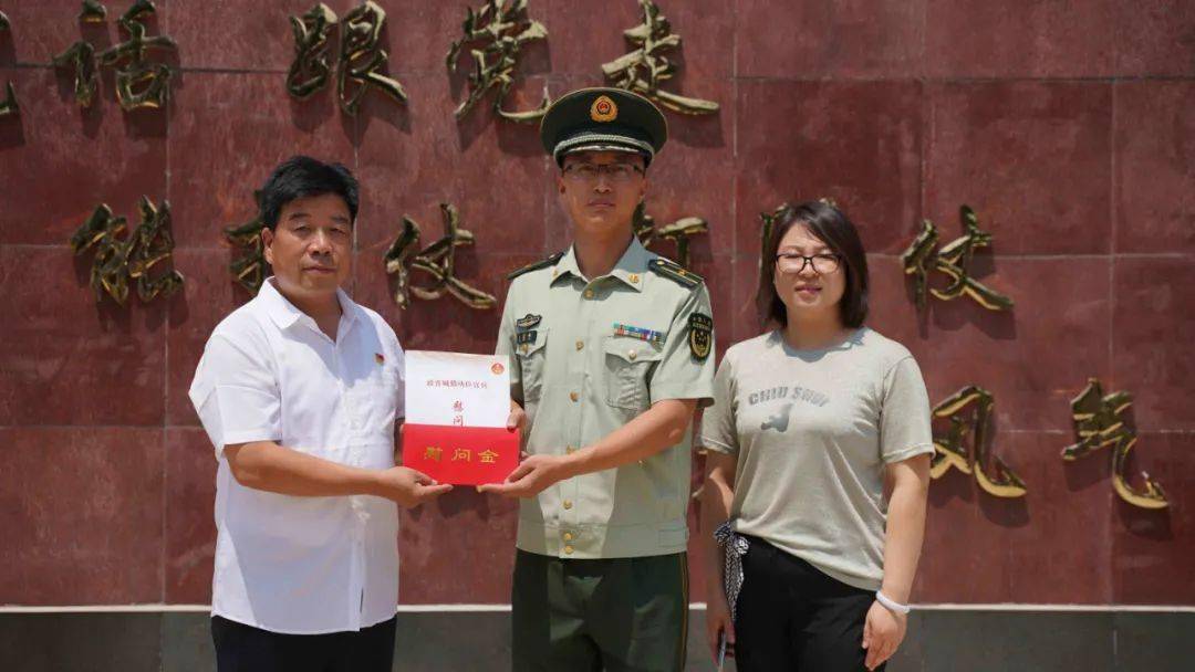 同二等功臣焦军合影在驻北京武警部队院内,白军龙代表晋城市委,市政府