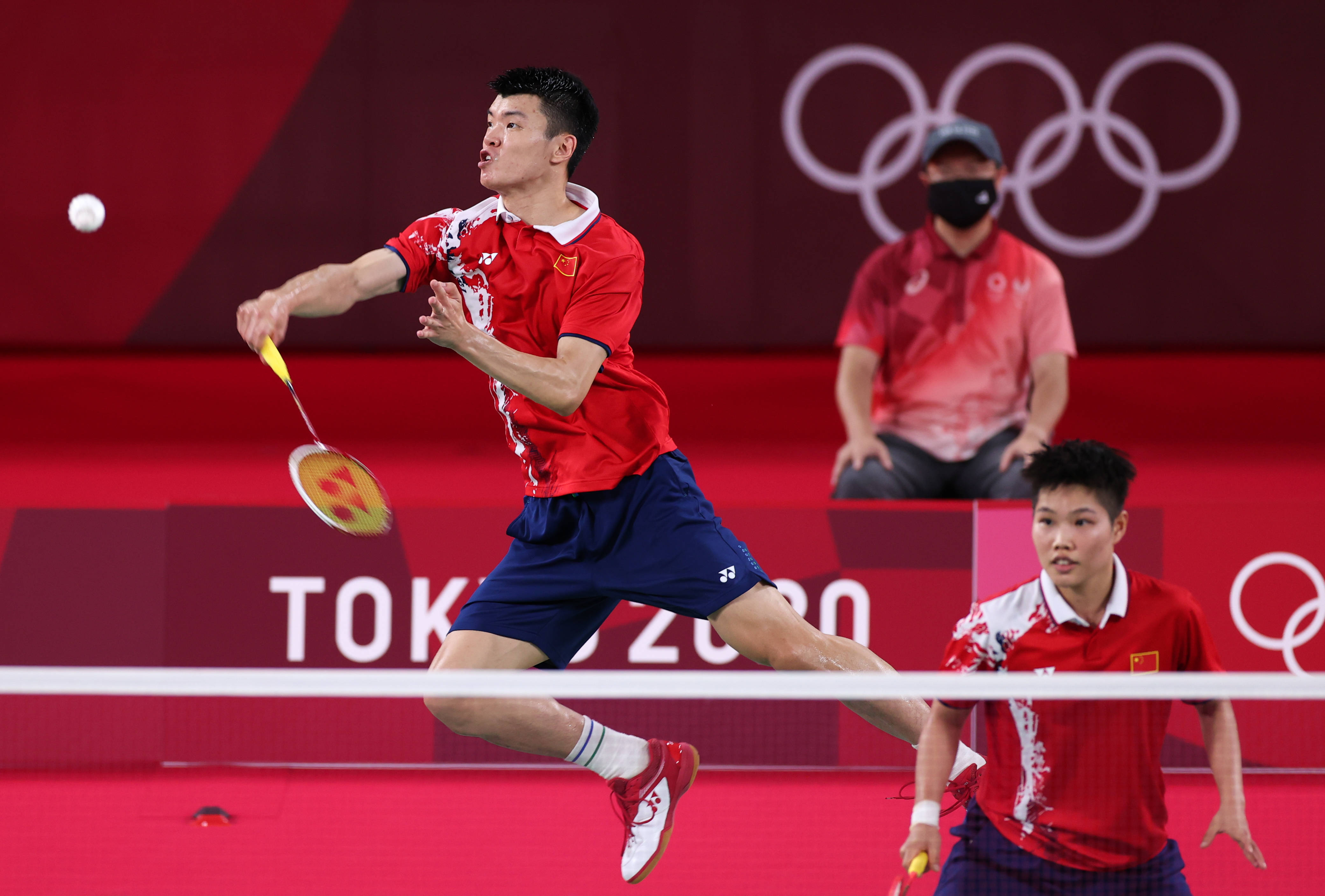 当日,在东京奥运会羽毛球混双半决赛中,中国组合王懿律/黄东萍战胜