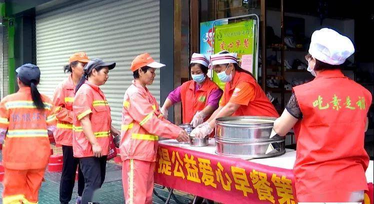 天气|炎热酷暑挡不住市民的爱心善举