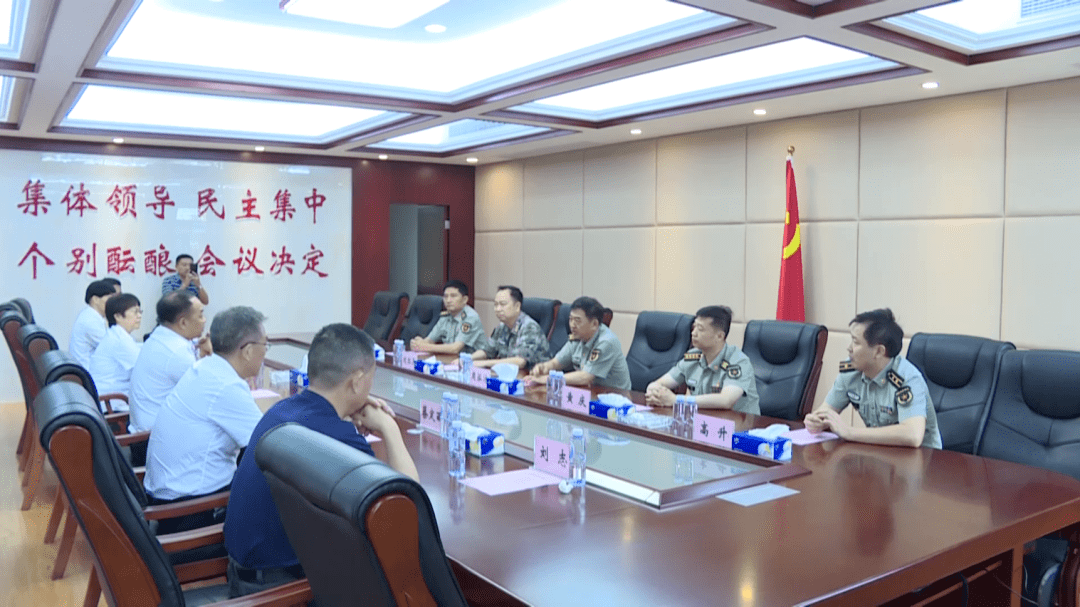 孝感军分区司令员周泓冰,政委刘红兵,空降兵军某旅政委陈磊出席慰问