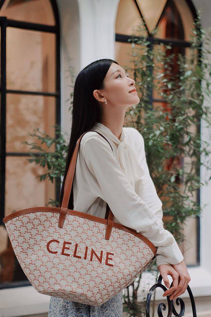 文咏珊夏日浪漫写真氛围感拉满 花朵轻遮美目笑容治愈