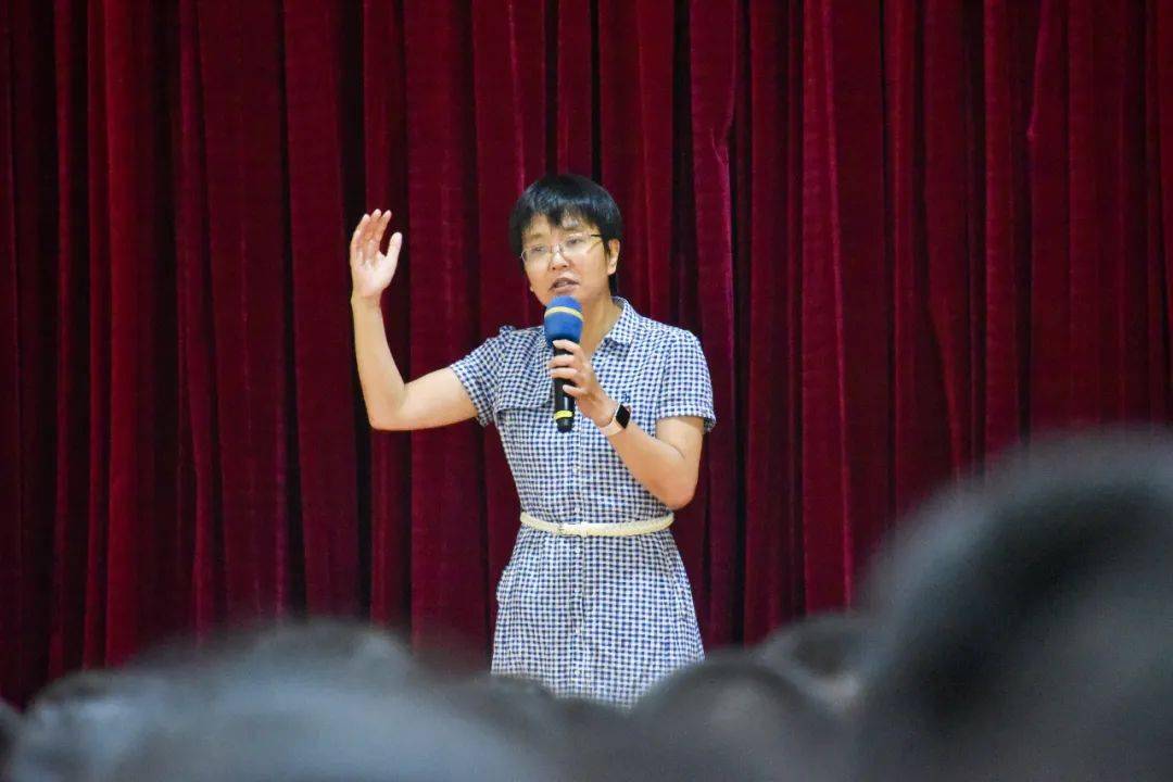 陈炜校长在致辞中欢迎同学们加入福州三中.