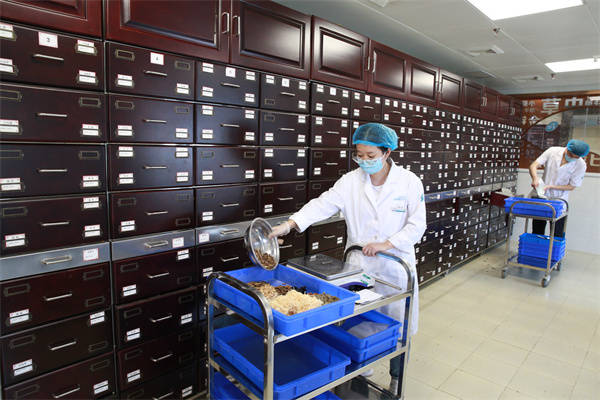 重庆首个共享智慧中药房在沙坪坝启用 患者可在家等送药_服务