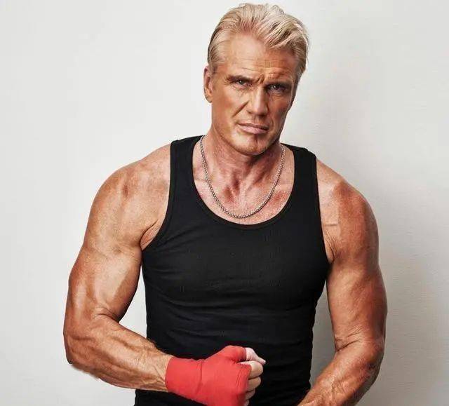 63岁硬汉龙格尔撩走24岁娇妻网友这身材羡慕了