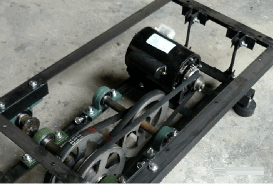 看着都疼男孩玩摇摇车4根手指被切断你还敢让孩子玩吗