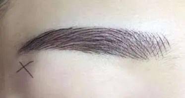 上图这个野生眉线条上下排列都有张口,给人自由舒服的感觉,灵动 仿真