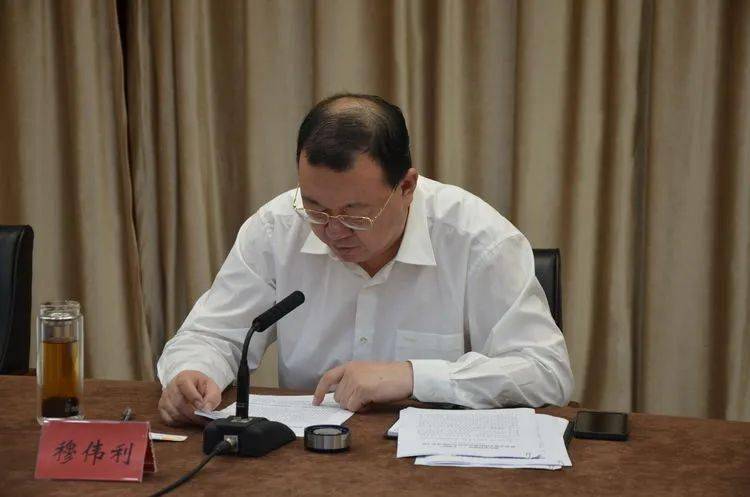 市委常委,常务副市长张强出席会议并讲话.