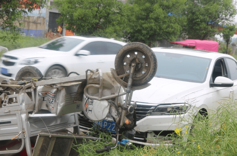 夏邑一男子过马路不看车引发事故要负责