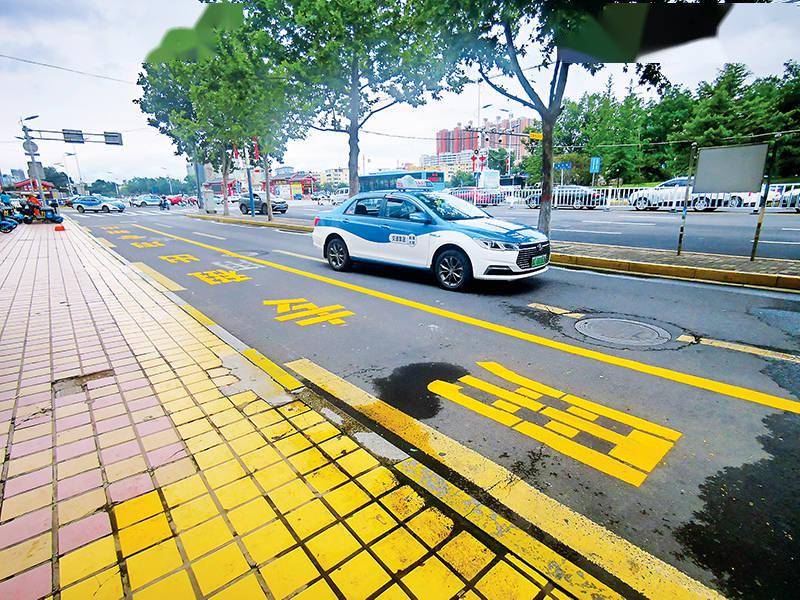 為進一步引導和規範出租車臨時停車,近日,陽泉市交管部門在市區桃北東