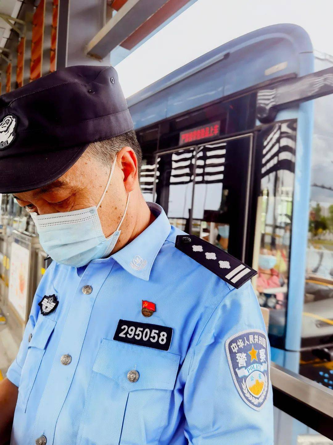 公交警察迎战高温"烤"验._厦门