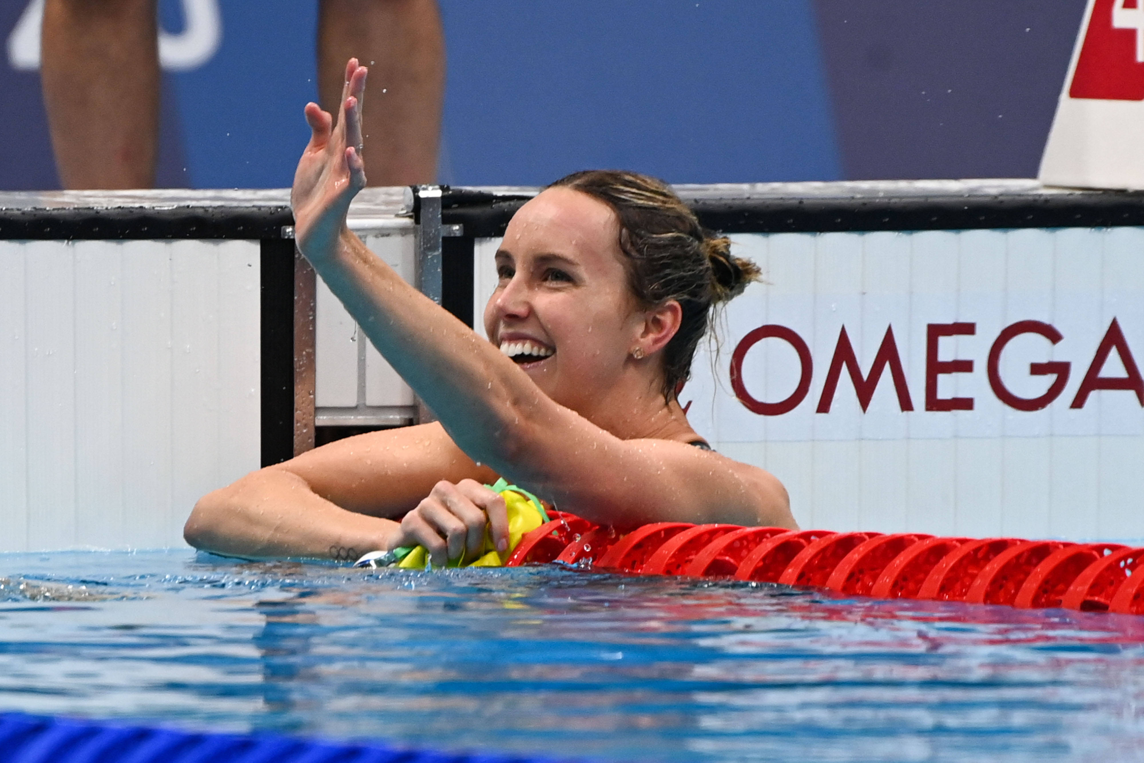 7月30日,澳大利亚选手坎贝尔在颁奖仪式上.返回搜狐,查看更多