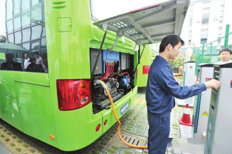 67安全雨雪雷电天气公交车充电注意事项