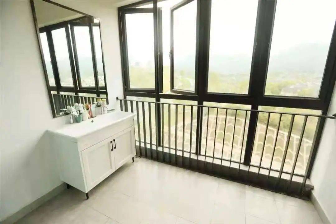 配置:学校为全寄宿制高中,带有阳台和冲凉房,配备空调,柜子,提供24