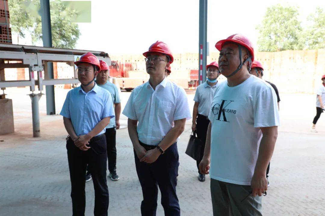之后,刘志峰一行到邹平永和新型建材有限公司督导企业环保,安全生产
