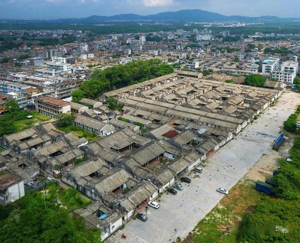 特点:方姓聚居,由一座"百鸟朝凤"(老寨)和两座"驷马拖车"(中寨和新寨)