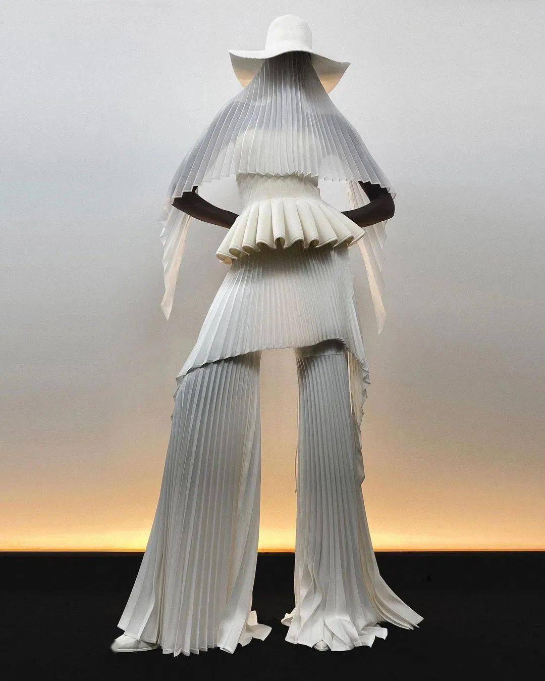 灵感元素 源自燕子的浪漫设计 服装