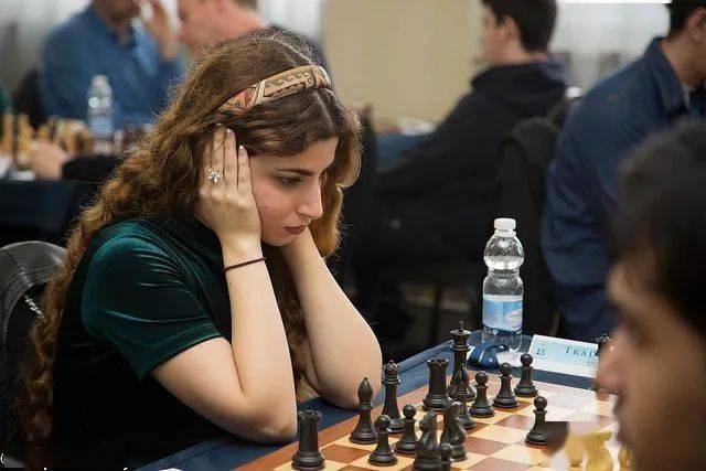 看奥运伊朗的女运动员们在新的道路上翱翔