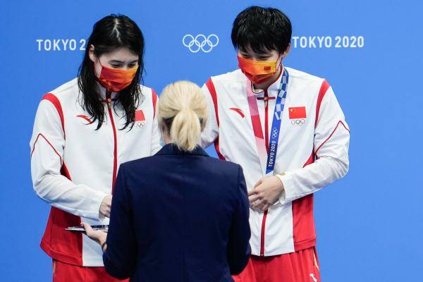 当闫子贝自责落泪中国游泳的暖流包裹了他