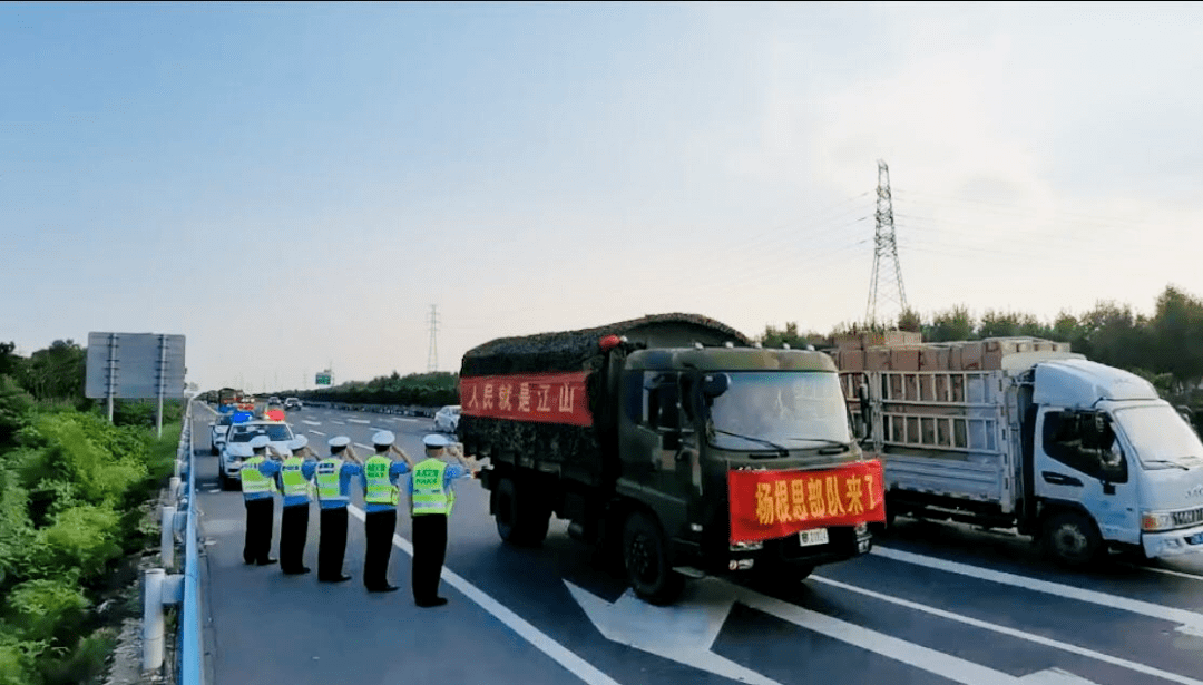 抗洪英雄杨根思连官兵凯旋 河南高速交警最高礼遇护航