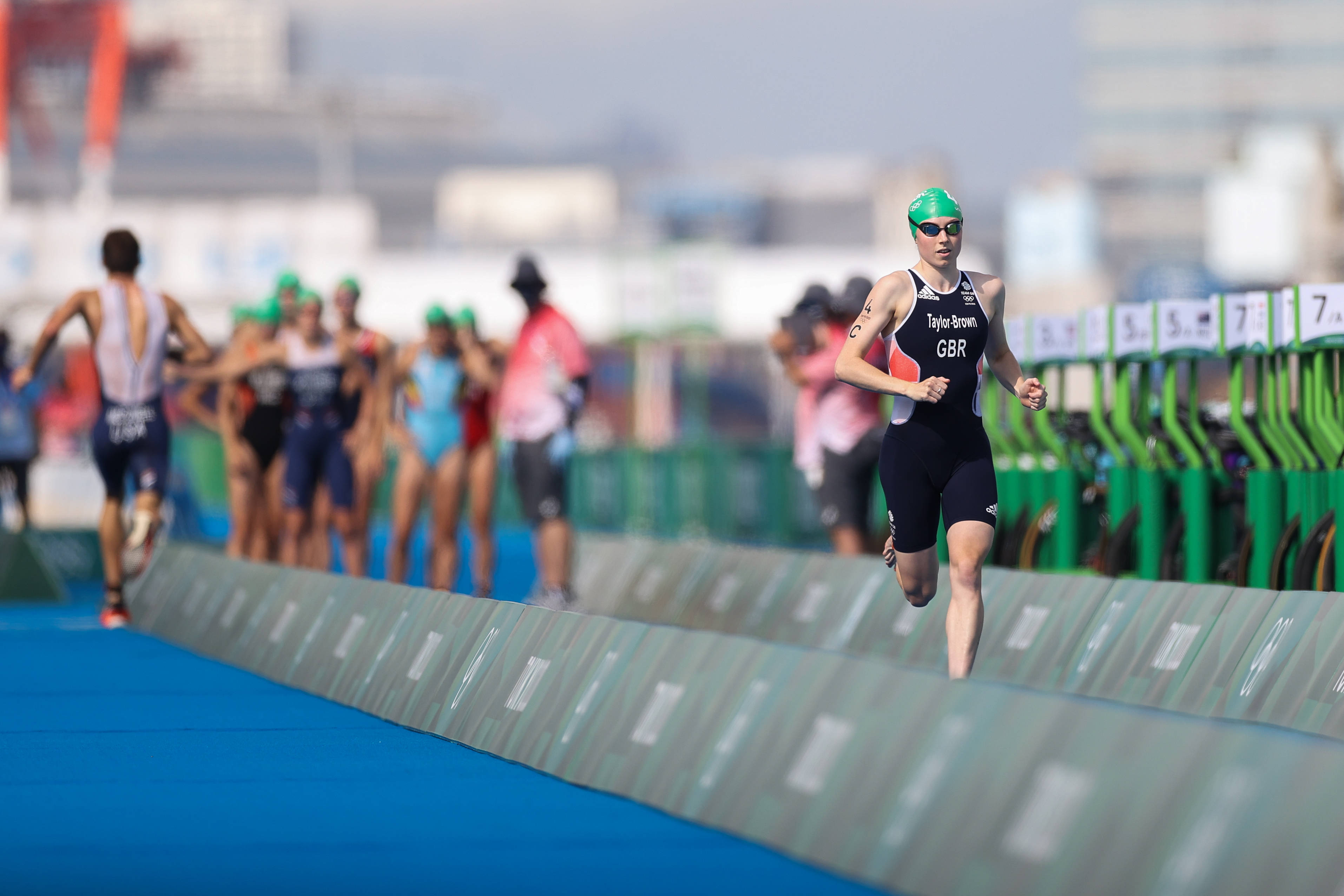 当日,在东京奥运会铁人三项混合接力赛中,英国队夺得金牌,美国队与