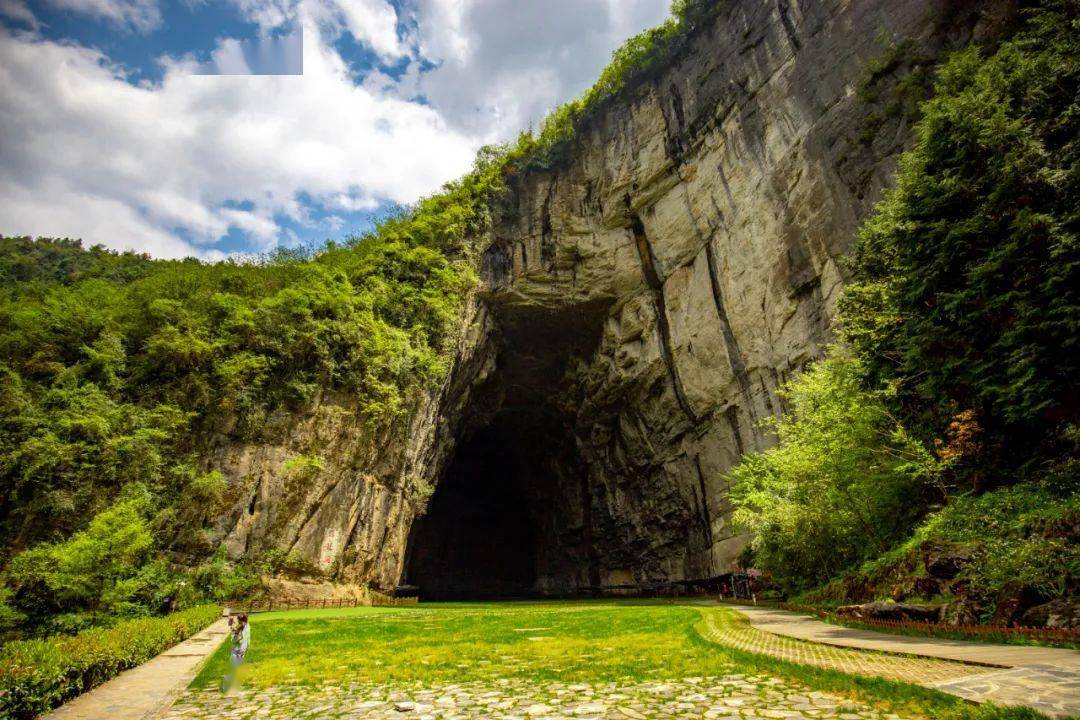 献礼八一建军节致敬最可爱的人腾龙洞景区退役军人免门票游专属福利