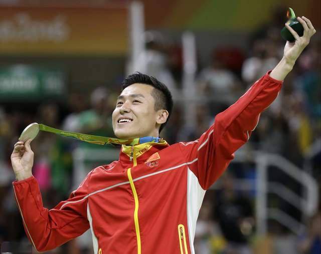 宝刀不老!奥运"四朝元老"董栋表现完美,摘得男子蹦床银牌