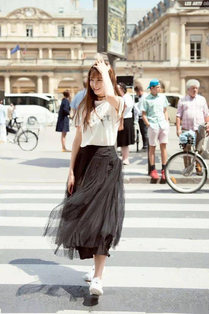 方媛最近街拍图片 dea6a7bca7b3423b973833f5556ee26e.jpeg