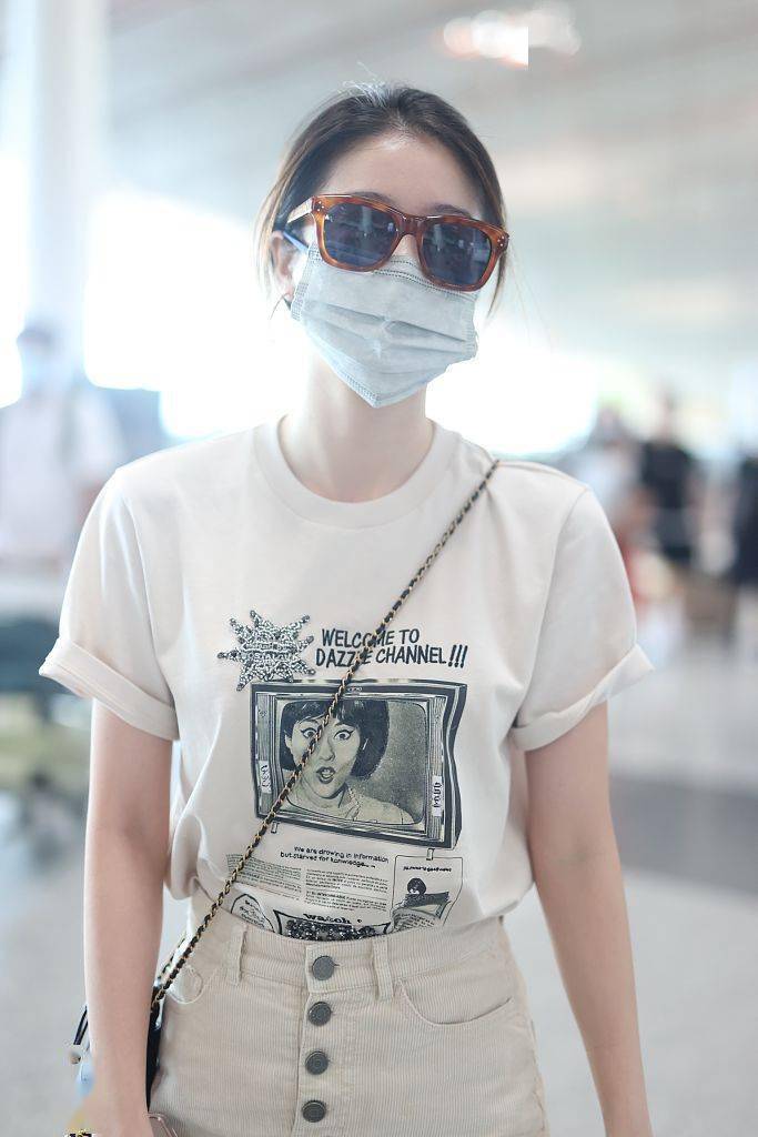 Chanel|张雪迎穿印花短袖T恤米色短裤 挎小水桶包带来夏日甜美