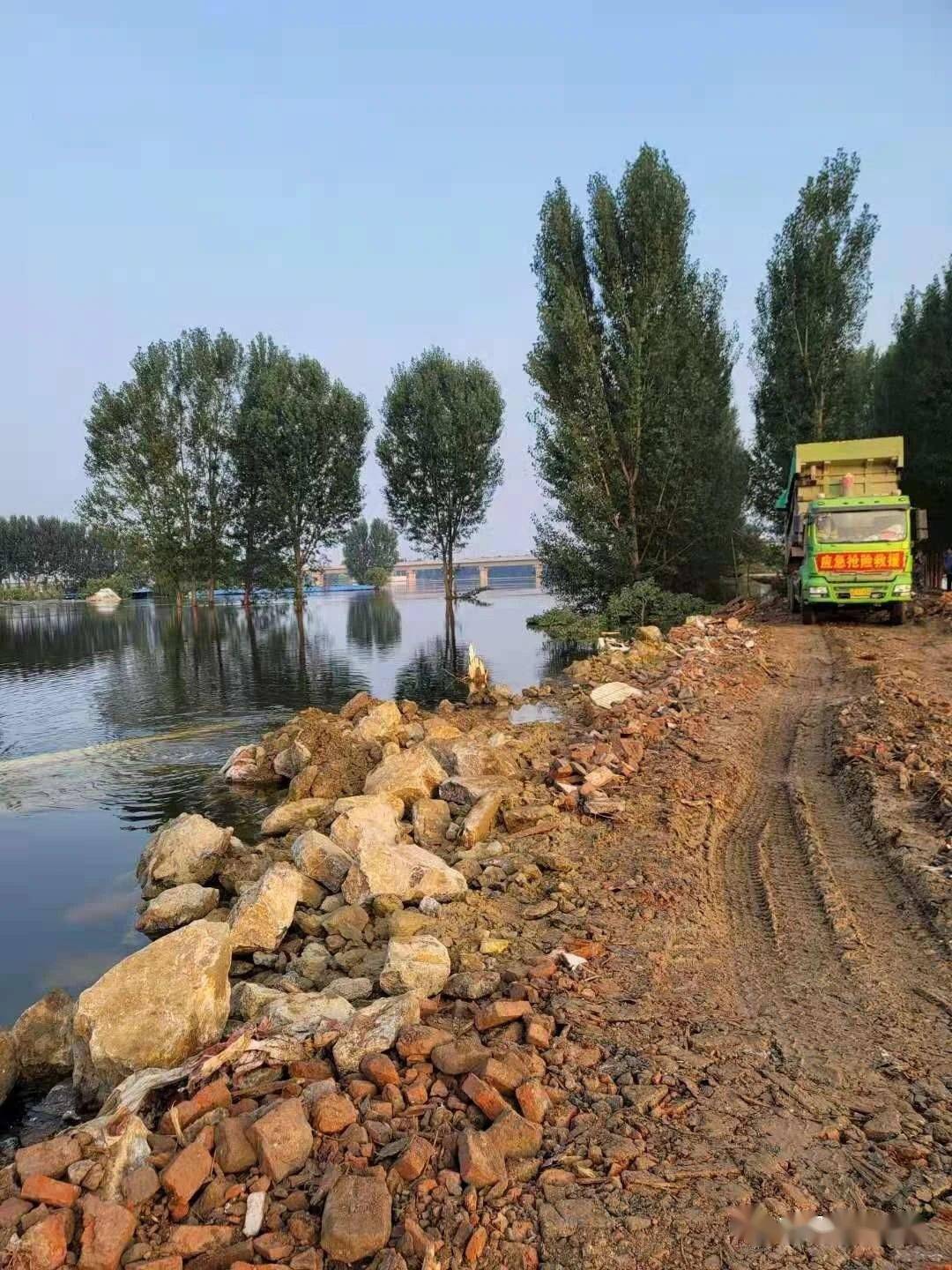 安阳城市管理局紧急驰援滑县卫河段抗洪抢险