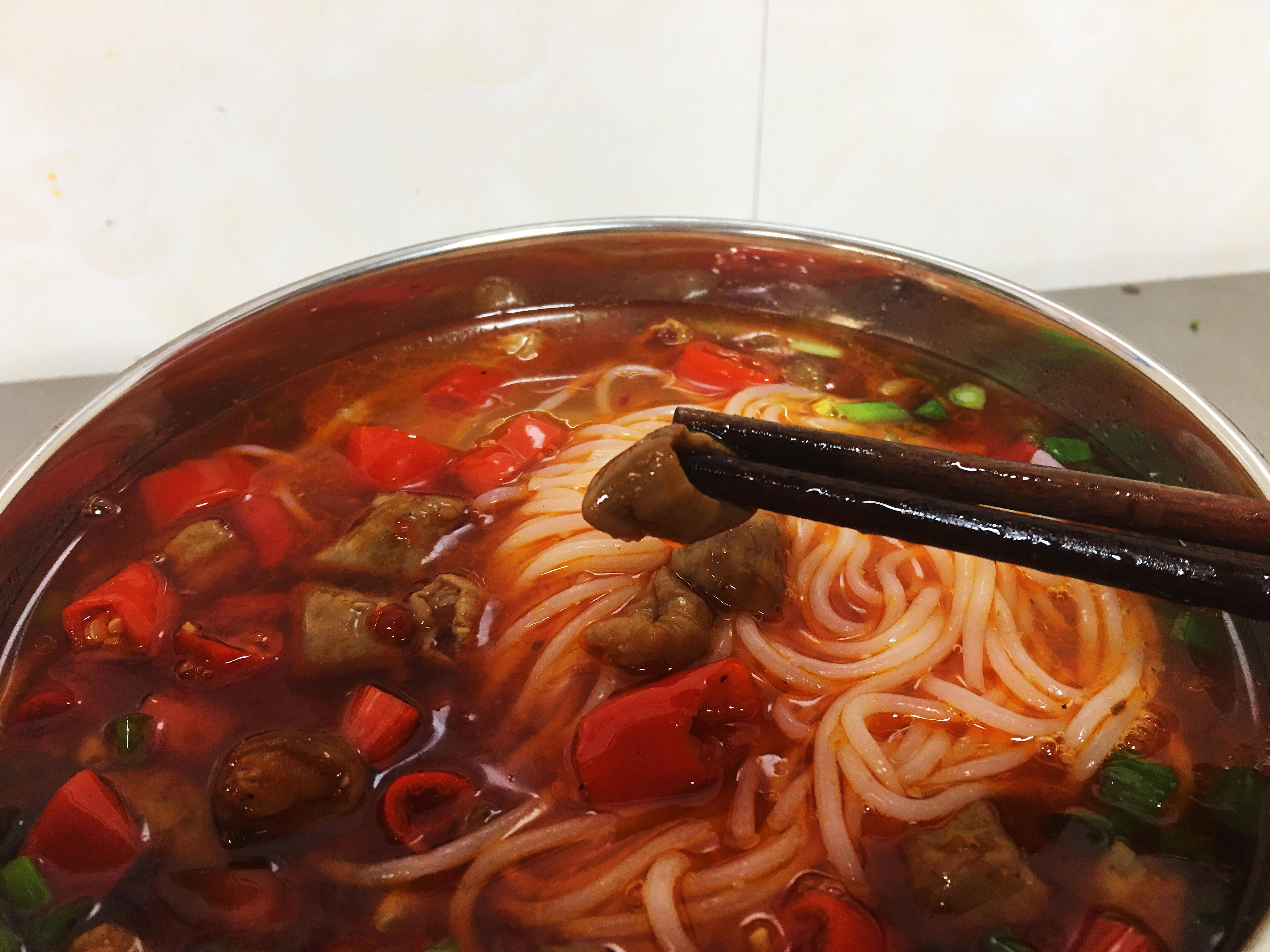 湖南没有菜单的早餐店,10年只卖粉,9元一碗,客人排队也要等