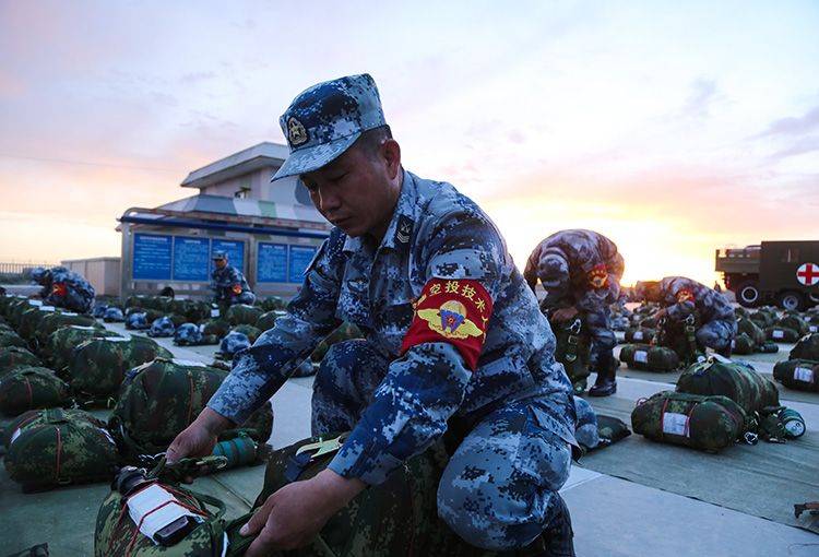 庆八一高原精准突击空降兵某旅组织新型伞空降空投训练