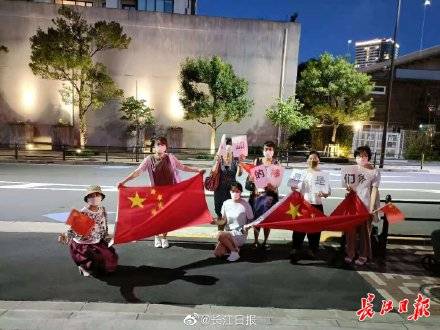 华人|“输了一起扛，3年后巴黎再见”，华人球迷在场馆门口为中国女排加油