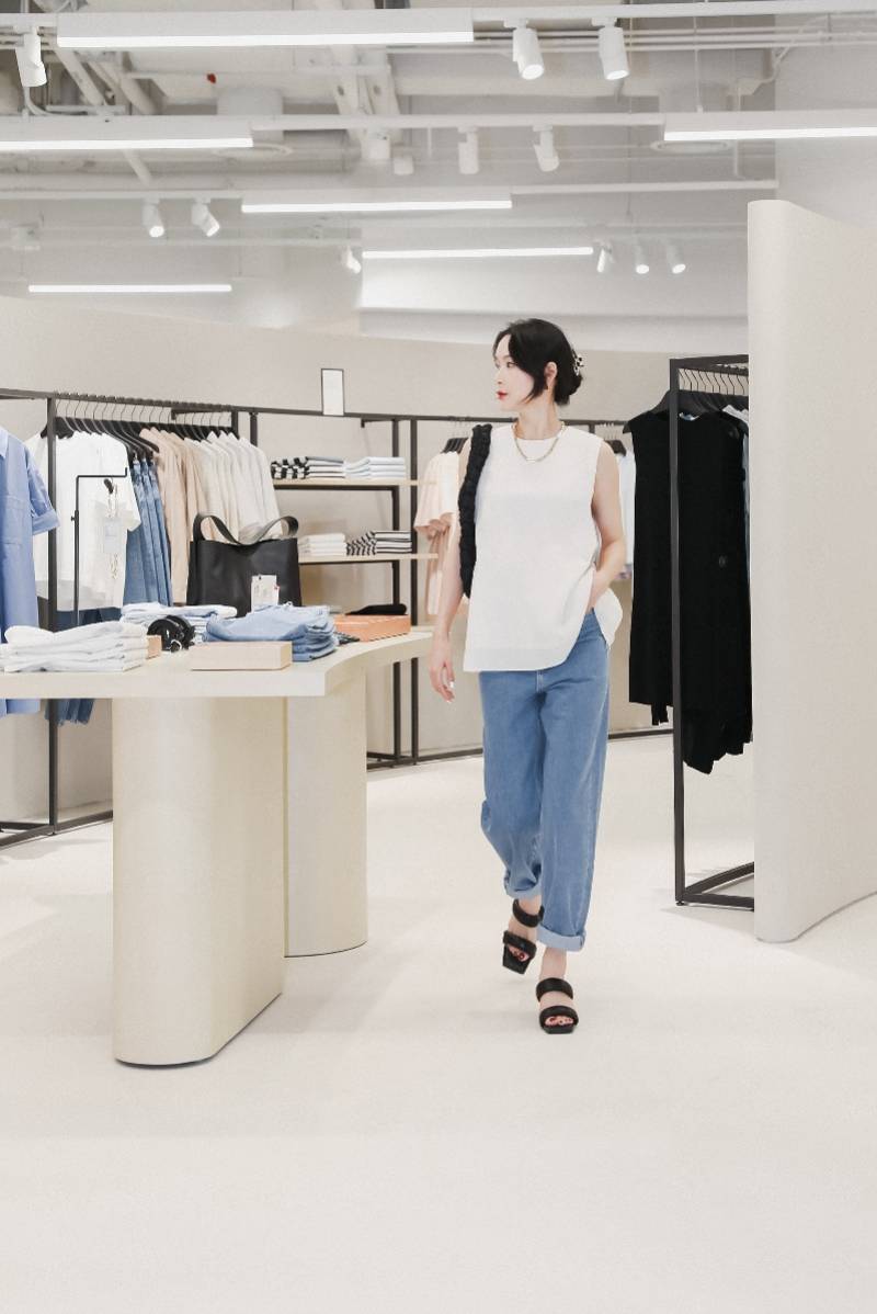 杨紫欣|COS广州新店亮相太古汇,展示回归自然的简约风格