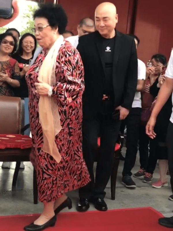 迟重瑞陪老婆绘画被拍陈丽华老态龙钟但戴翡翠手镯气质高贵