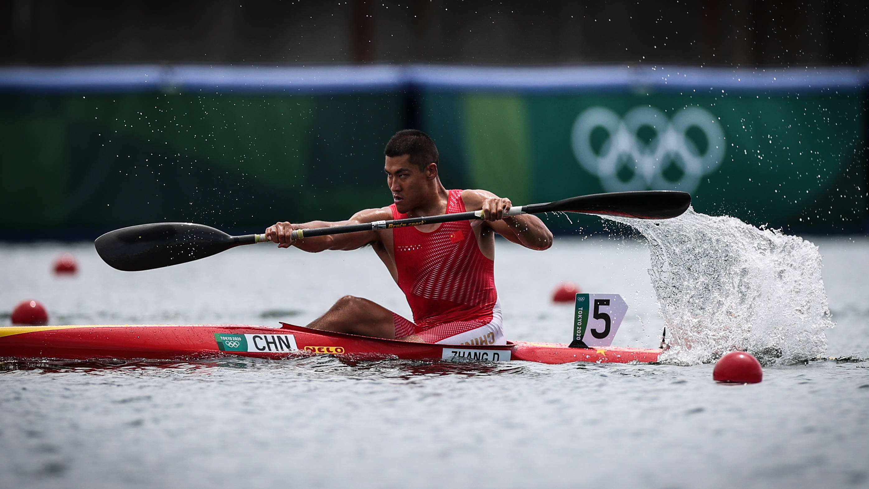 8月2日,中国选手张冬在男子1000米单人皮艇四分之一决赛中.