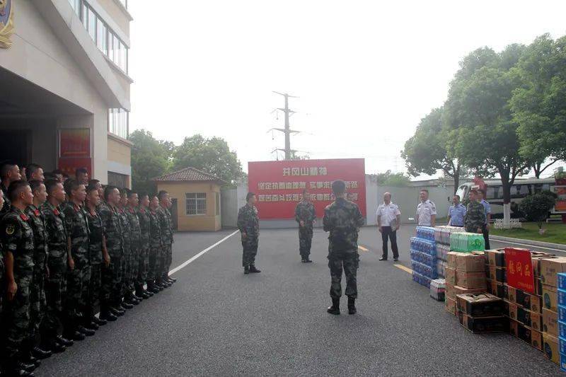 洪城监狱监狱长唐康"八一"前夕慰问驻监武警官兵
