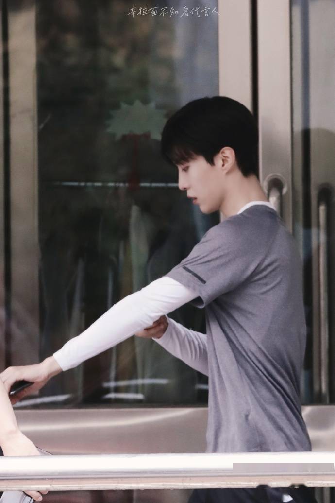 App|分享一些顺毛黑发待机的丞丞子 今天也是想念哈尔滨丞哥的一天