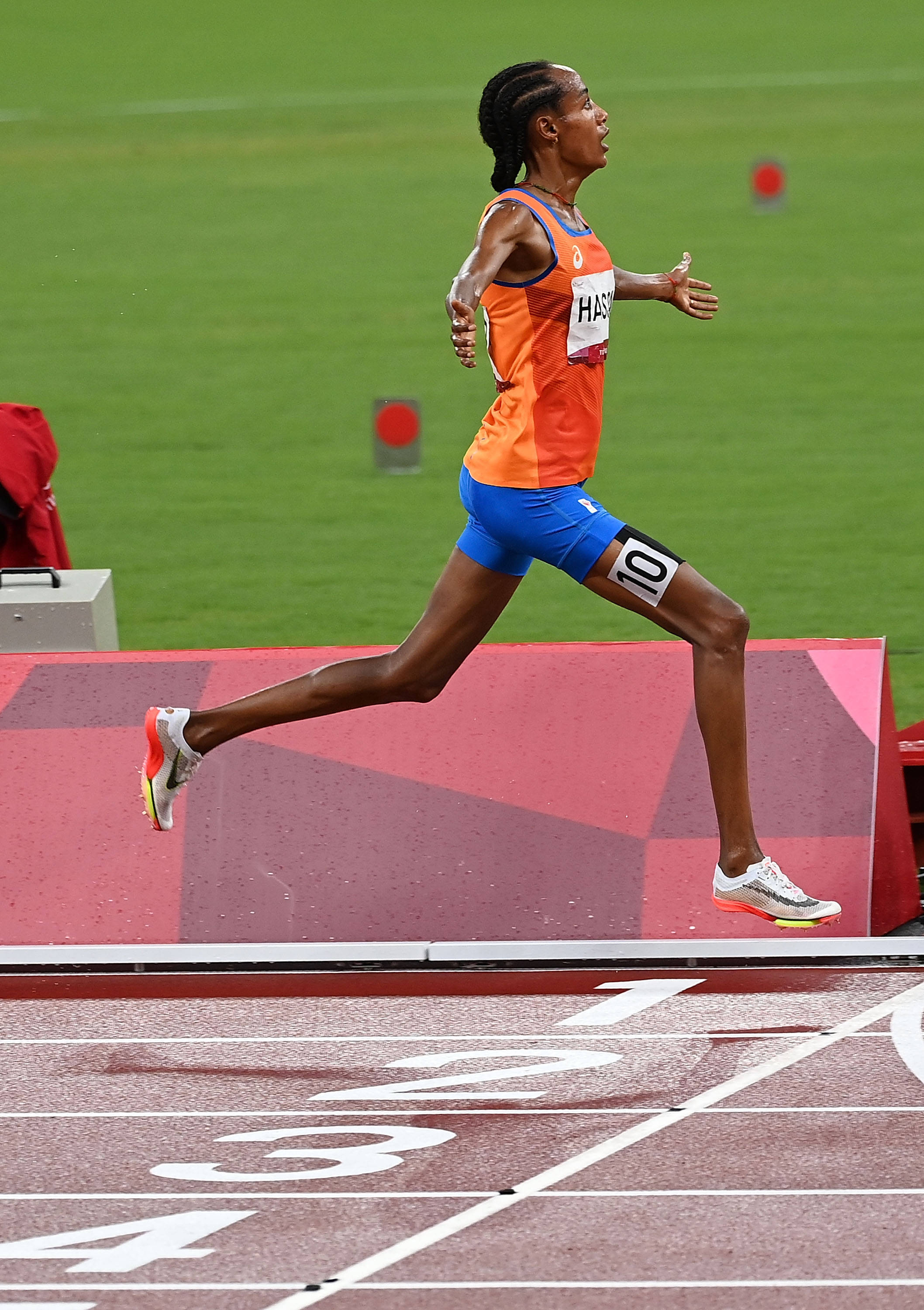 杜宇 摄8月2日,意大利选手坦贝里(左)和卡塔尔选手巴希姆在男子跳高