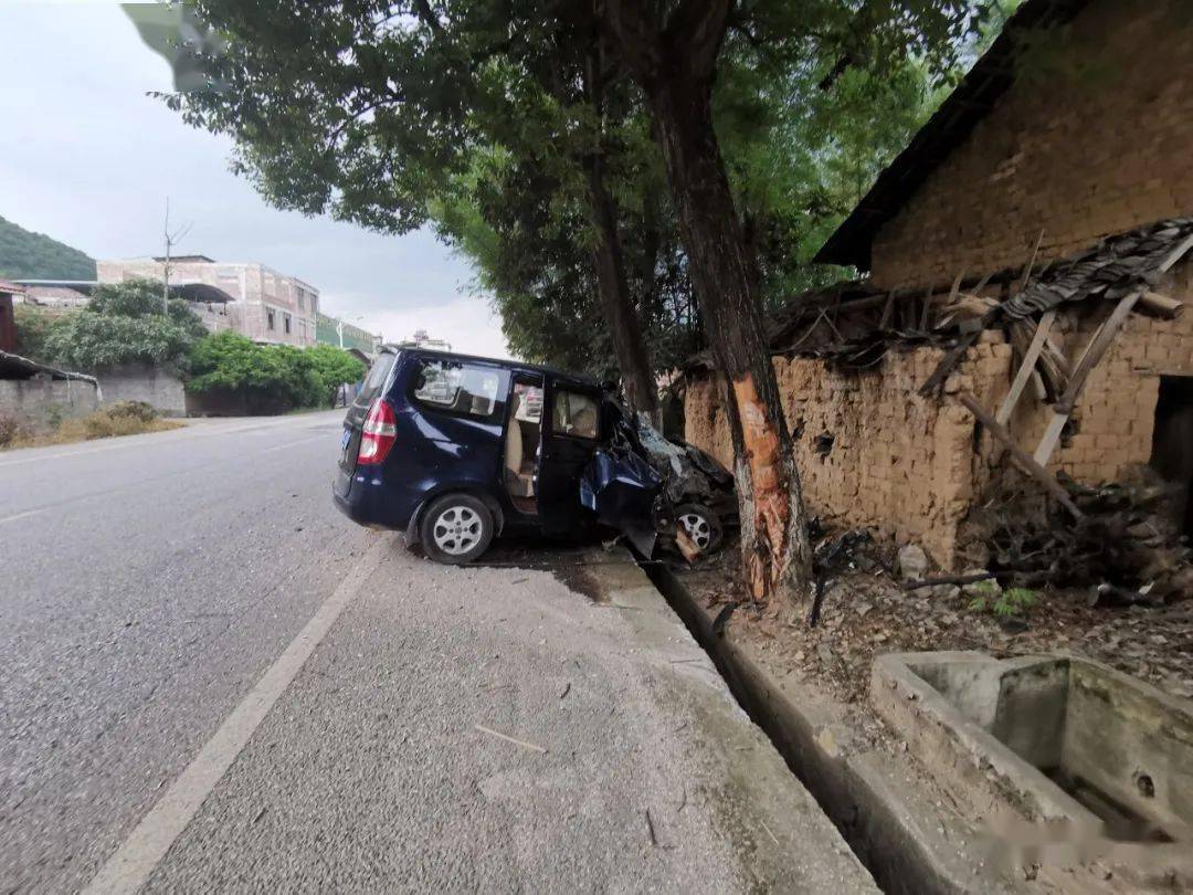 桂林这一路段突发!面包车直接面目全非!太惨了