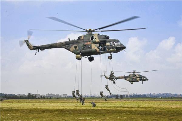 闽南海域,特战王牌"东海飞龙"首次海上跳伞 专攻抢滩登陆