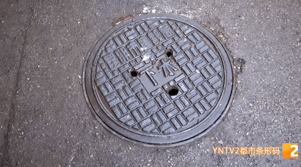 惊魂一幕!暴雨过后,云南一女子坠入小区窨井里