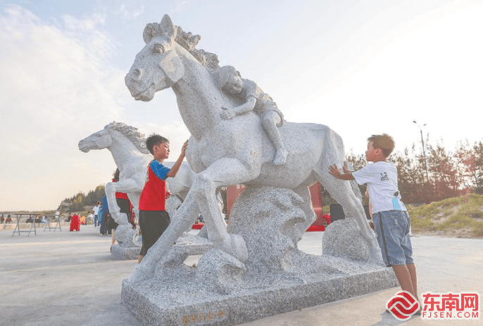 晋江:"英雄马"落成,守望文明!
