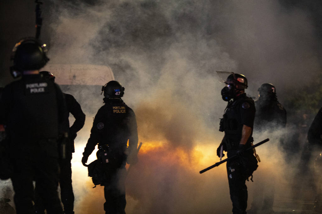 资料图:波特兰防暴警察2020年9月在街头执法.