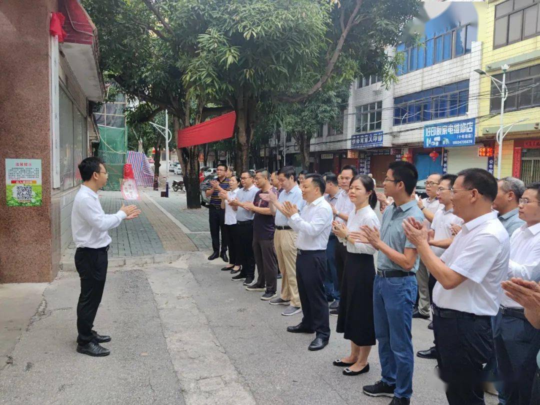 7月30日上午,横县财政局撤县设市更名揭牌仪式成功举行,标志着横