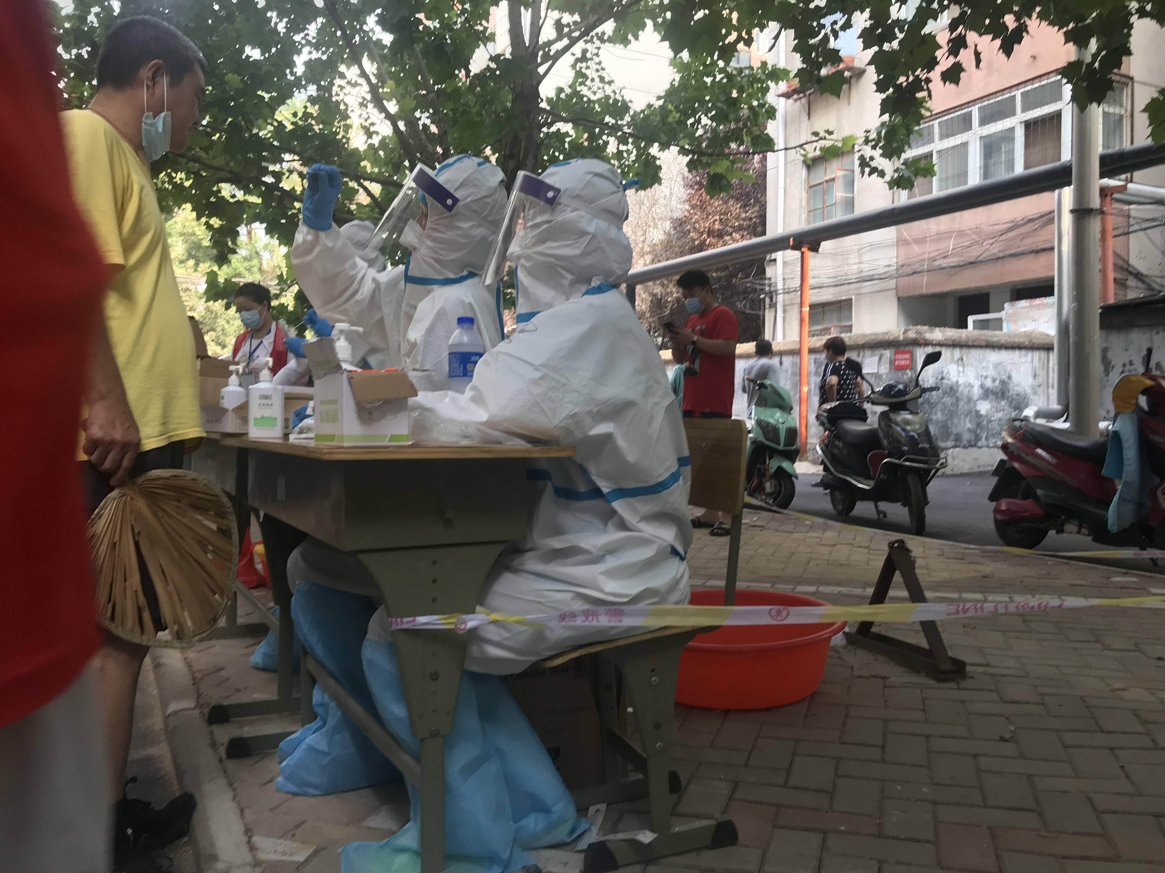 郑州 隔离 日记 邻居自发冻冰块帮医护人员降温 朋友 隔空 举杯互相鼓励 检测