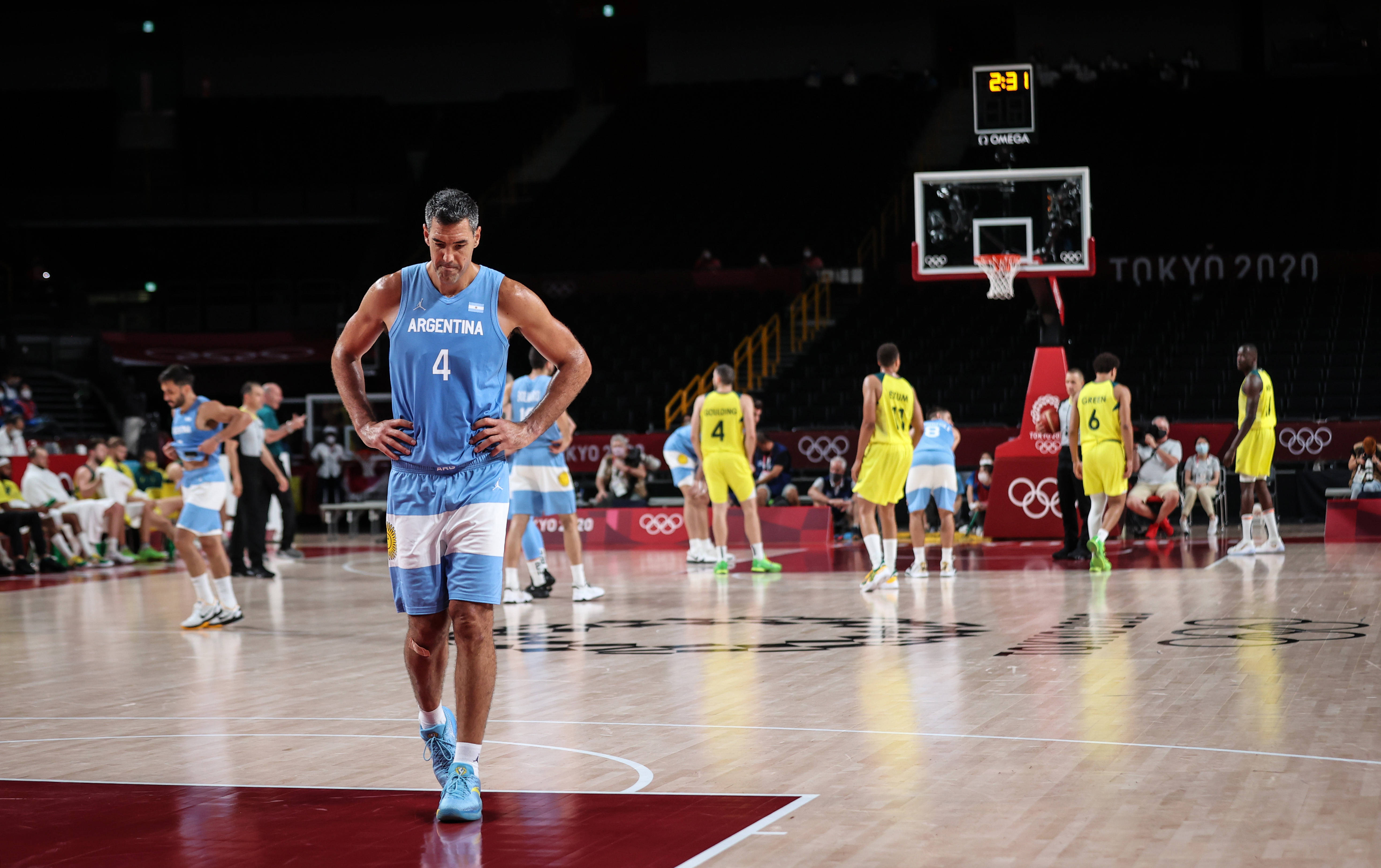 新华社照片,东京,2021年8月4日8月3日,阿根廷队球员斯科拉(前)在男篮